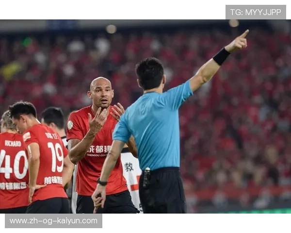 中超成都费利佩背身训练依旧稳固：展现冠军气质的不凡之路